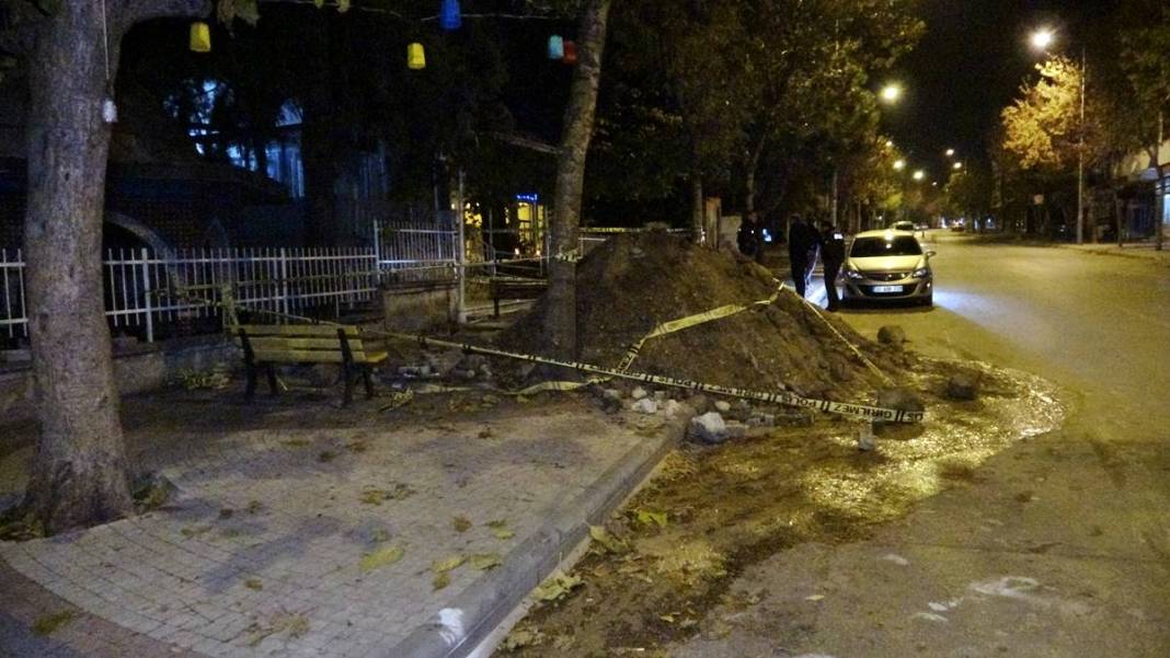 Görevli gibi giyinip sokağı kazdılar: Çıkanlar hayrete düşürdü! Borulara zarar verince gerçek ortaya çıktı 4